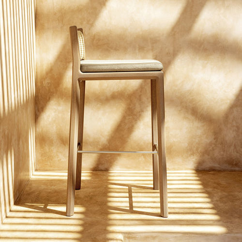 Moderner Barhocker - GIANNA - Varaschin - Stoff / Gestell aus Iroko / mit 4 Beinen