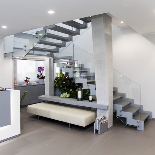 Gerade Treppe - LOGICA V-B-E-GLASS - ITALIAN FASHION STAIRS - viertelgewendelt / halbgewendelt / Metallstufen