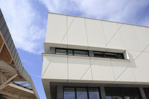 Paneel-Fassadenverkleidung - LOU BLAZER SECONDARY SCHOOL - MONTBÉLIARD - Betsinor - Glasfaserbeton / Stanz / glatt