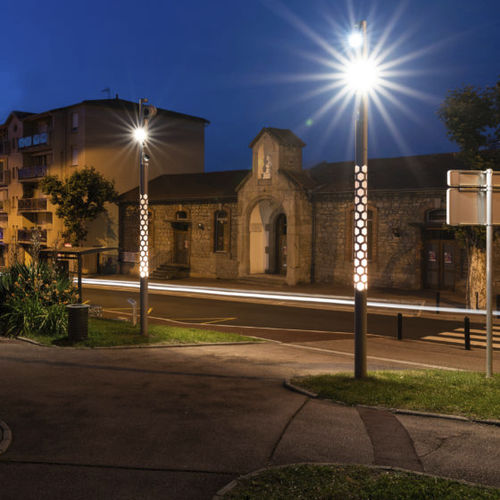 Moderne Leuchtsäule - SMART JALOUSIE - Valmont France - Aluminium / LED RGBW / für Außenbereich