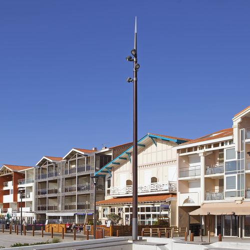 Straßenlaterne - KARTIO - Valmont France - modern / Stahl / Holz
