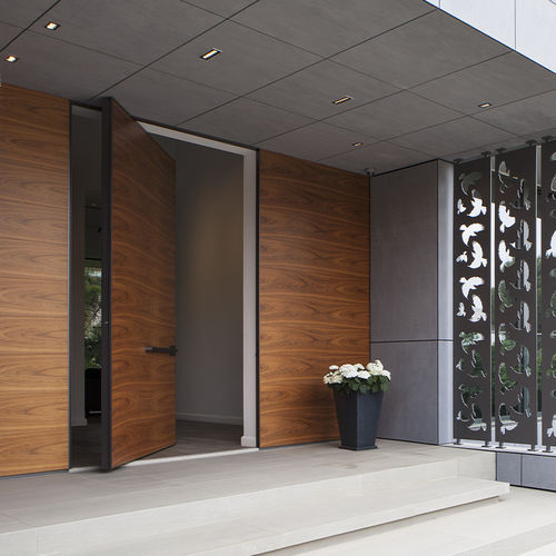 Eingangstür - SYNUA WALL SYSTEM - Oikos Venezia - Nussbaum / drehend / klassisch