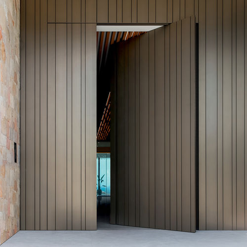 Tür zur Außenaufstellung - SYNUA - Oikos Venezia - Aluminium / drehend / modern