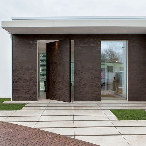 Eingangstür - SYNUA WALL SYSTEM - Oikos Venezia - Holz / mit seitlicher Drehachse / ohne Verglasung