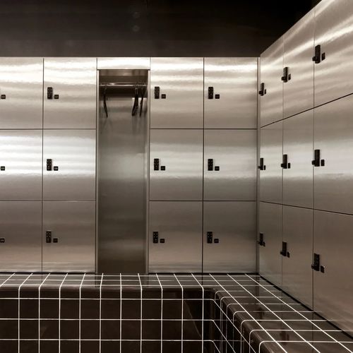 Laminat-Garderobenschrank - NEXT - Fit Interiors - für öffentliche Einrichtungen / für Sportanlage / für Gewerbegebrauch