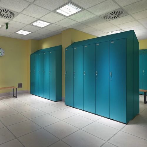 Melaminbeschichteter Garderobenschrank - DIVISION - Fit Interiors - mit Schlüssel / für öffentliche Einrichtungen / für Sportanlage