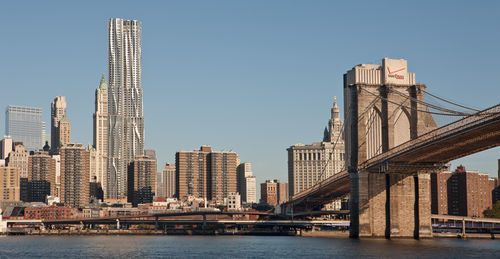 VEP-Vorhangfassade - EIGHT SPRUCE STREET - Permasteelisa - Glas / Stahlbeton / Edelstahl