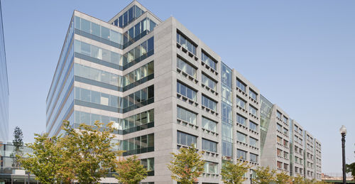 Vorhangfassade / freitragende Struktur - SECOND STREET NW - Permasteelisa - Glas / Stein