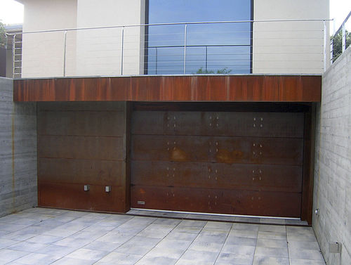 Sektionale Garagentür - ALUCOMIR  - Angel Mir – Portes Bisbal - Cortenstahl / Aluminium / automatisch