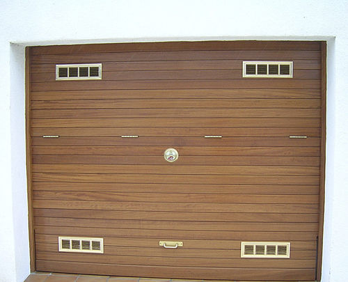 Kipptor für Garagen - Angel Mir – Portes Bisbal - Holz / automatisch