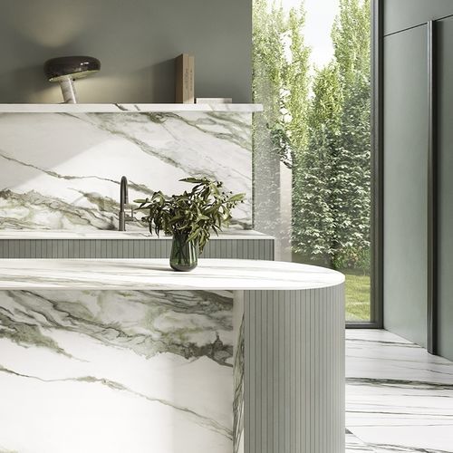 Feinsteinzeug-Steinplatte - CALACATTA GREEN - Italgraniti Group S.p.a. - für Fußboden / für Innenausbau / für Küche