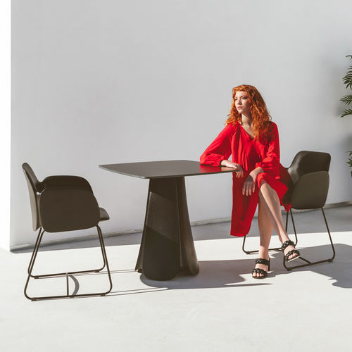 Moderner Tisch - PEZZETINA - VONDOM - Polyethylen / Gestell aus Polyethylen / quadratisch