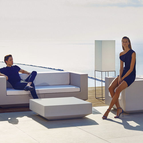 Moderner Couchtisch - VELA - VONDOM - Hartglas / Gestell aus Polyethylen / quadratisch