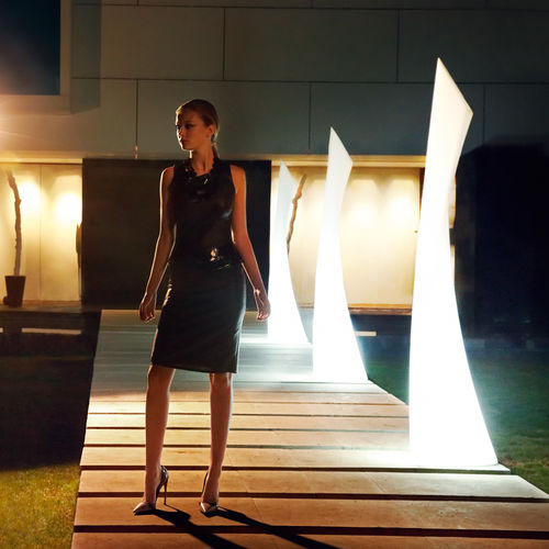 Moderne Leuchtsäule - WING - VONDOM - Polyethylen / LED / für den Innenraum