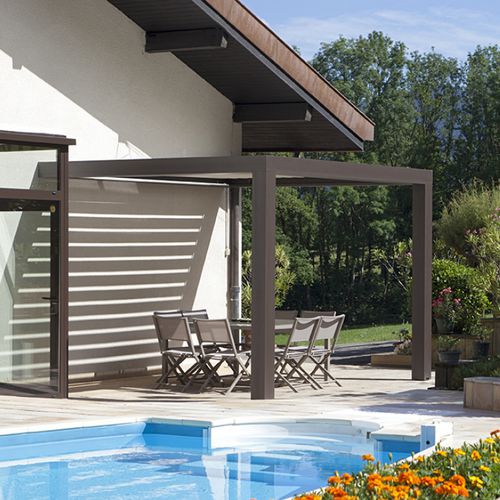 Angebaute Pergola - LUCIOLE® - INSTALLUX - Aluminium / mit orientierbaren Lamellen