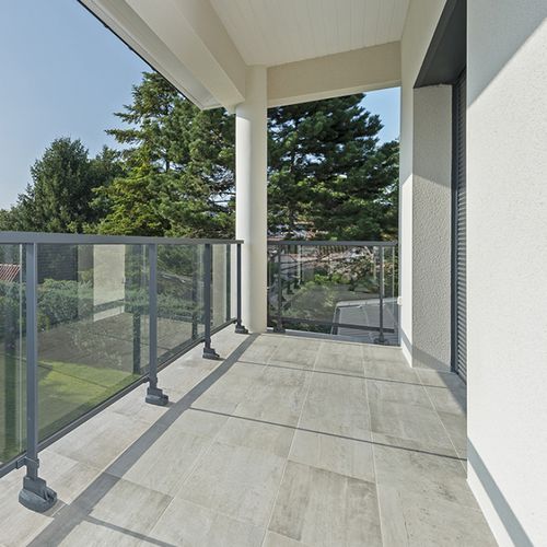 Aluminium-Geländer - SATELLITE® - INSTALLUX - Glasplatten / mit Stangen / Lochblech