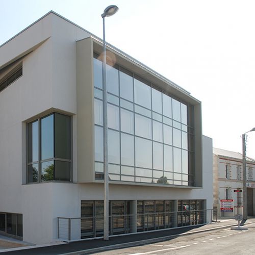 VEP-Vorhangfassade - UNIVERS®  - INSTALLUX - aus Aluminium und Glas / mit integrierter Isolierung / hochwiderstandsfähig