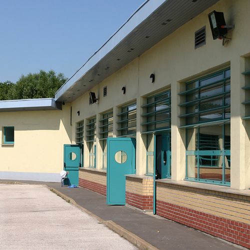 Aluminium-Sonnenschutzlamelle - UNIVERS® - INSTALLUX - für Fassaden / für Fenster / horizontal