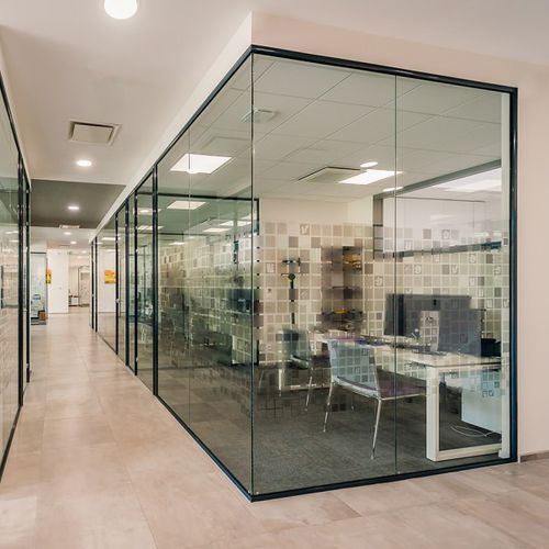 Abnehmbare Trennwand - J-AZ® - Tiaso - mit Glasfront / für professionellen Einsatz / ohne Vertikalpfosten