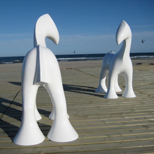Glasfaser-Skulptur - TROT - ESTEVA BARCELONA - Polyester / für Außenbereich / bodenstehend
