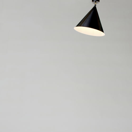 Moderne Deckenleuchte - CONE & PLATE - Atelier Areti - poliertes Messing / mit Glühlampe / für Privatgebrauch