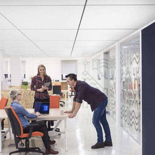 Glaswolle-Zwischendecke - FOCUS™ SQ - Saint-Gobain Ecophon - aus Fliesen / für Büro / für den Innenraum