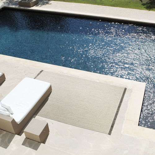 Moderner Teppich - POOLSIDE - Limited edition - Streifenmuster / einfarbig / Vinyl