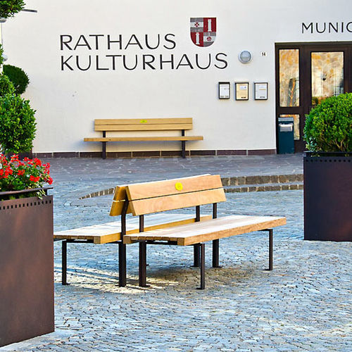 Moderne Bank für den öffentlichen Raum - LINEASEDUTA LIGHT - Euroform K. Winkler GmbH - Laubholz / galvanisiertem Stahl / mit Rückenlehne