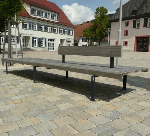 Moderne Bank für den öffentlichen Raum - LINEA - Euroform K. Winkler GmbH - Laubholz / galvanisiertem Stahl / mit Rückenlehne
