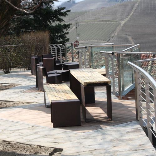 Moderne Bank für den öffentlichen Raum - LINEA - Euroform K. Winkler GmbH - Laubholz / galvanisiertem Stahl / Stahlblech