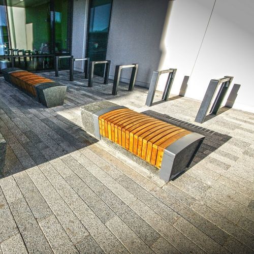 Moderne Bank für den öffentlichen Raum - ASHINGTON - Euroform K. Winkler GmbH - Holz / Beton / ohne Rückenlehne