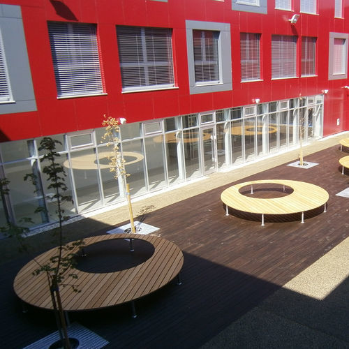 Moderne Bank für den öffentlichen Raum - CROATIA - Euroform K. Winkler GmbH - Holz / ohne Rückenlehne / ohne Armlehnen