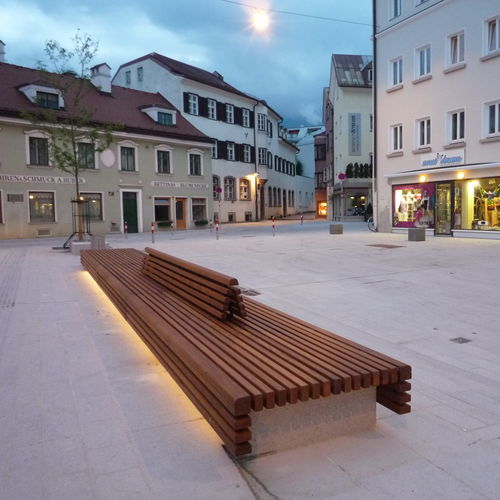 Moderne Bank für den öffentlichen Raum - INNSBRUCK - Euroform K. Winkler GmbH - Massivholz / mit Rückenlehne / ohne Rückenlehne