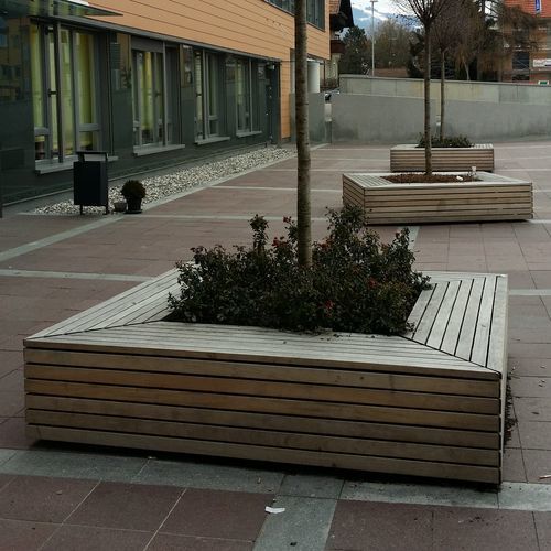 Moderne Bank für den öffentlichen Raum - BRUNICO S - Euroform K. Winkler GmbH - Holz / maßgefertigt / mit integrierten Pflanzkübeln