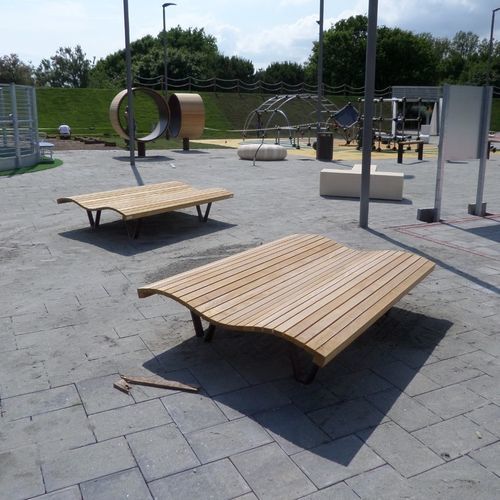 Moderne Sonnenliege - LINEA ONDA - Euroform K. Winkler GmbH - Laubholz / galvanisiertem Stahl / für öffentliche Bereiche