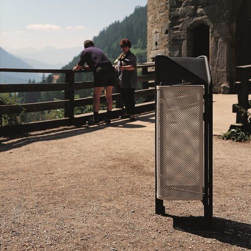 Park-Abfallbehälter - SCALA M - Euroform K. Winkler GmbH - bodenstehend / galvanisiertem Stahl / mit integriertem Aschenbecher