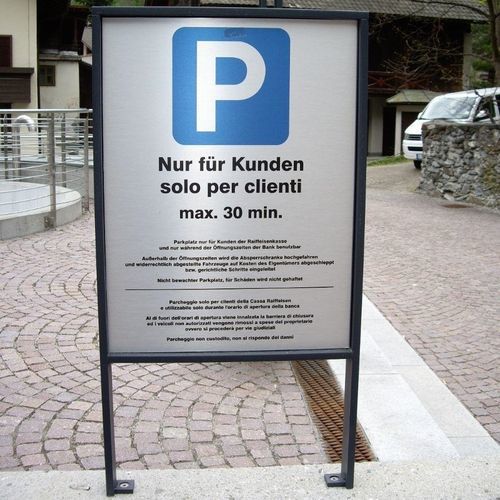 Bodenstehendes Schild - LINEASPOT LIGHT - Euroform K. Winkler GmbH - Metall / für Außenbereich