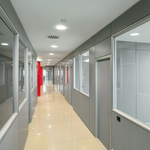 Festinstallierte Trennwand - REFERENCES - Manerba - mit Glasfront / Laminat / Büro