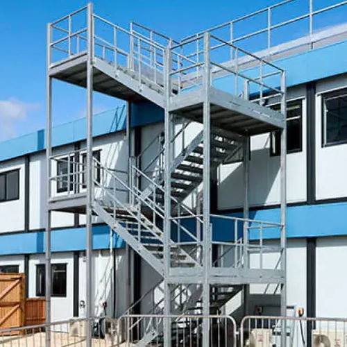 Gerade Treppe - Algeco - viertelgewendelt / Metallstufen / mit Metallstruktur