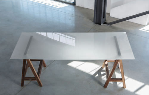 Moderner Tisch - LUGI - Glas / Gestell aus Nussbaum / rechteckig