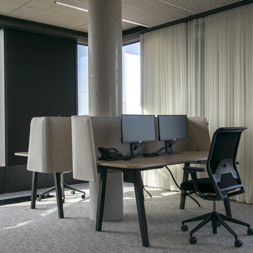 Tisch-Bürotrennwand - BUZZIWRAP - BuzziSpace - Stoff / beige / grau