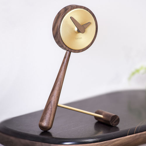 Moderne Uhr - MINI PUNTERO - NOMON - Tisch / Analog / Nussbaum