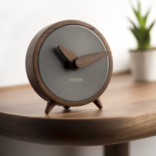 Moderne Uhr - ATOMO SOBREMESA - NOMON - Tisch / Analog / Nussbaum