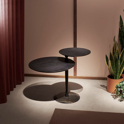 Moderner Beistelltisch - VAIVEN - NOMON - Nussbaum / Esche / Gestell aus Marmor