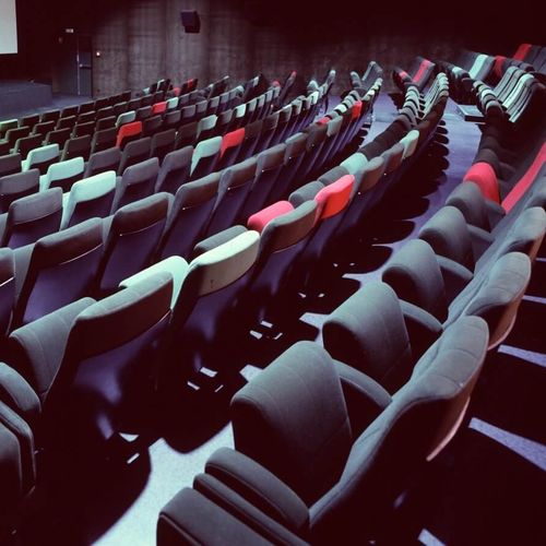 Moderner Auditoriumsessel - SPRING - kleslo - Stoff / Schaumstoff / Holz