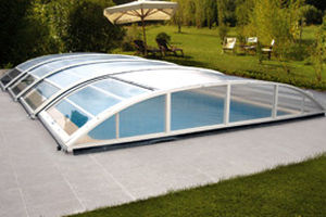 Niedrige Schwimmbadüberdachung - BEAUTY - PISCINES MAGILINE - teleskopisch / Aluminium / mit manueller Bedienung