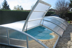 Niedrige Schwimmbadüberdachung - ESSENTIAL - PISCINES MAGILINE - teleskopisch / Aluminium / mit manueller Bedienung