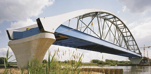Stahlbrücke - Max Bögl - bogenförmig / Verkehr