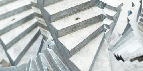 Halbgewendelte Treppe - Max Bögl - Betonstufen / mit Metallstruktur / technisch