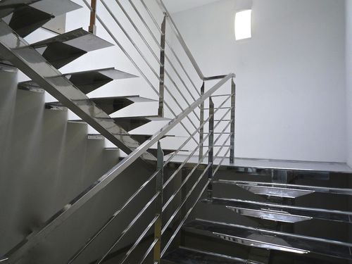 Halbgewendelte Treppe - MANHATTAN INOX POLI - Trescalini - Edelstahlstufen / mit Edelstahlstruktur / modern